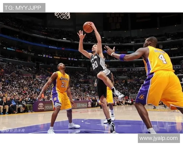 吉诺比利与湖人对决的经典瞬间回顾与战术分析