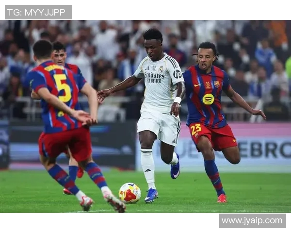 费伦兹与巴萨激战正酣球迷期待精彩对决再续传奇 费伦兹与巴萨激战正酣球迷期待精彩对决再续传奇