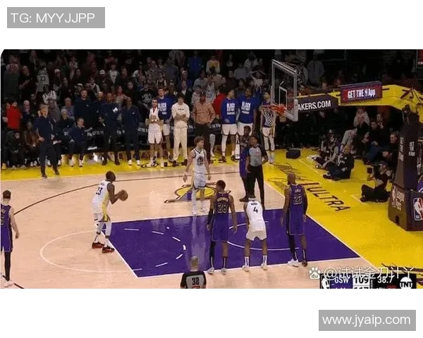 詹姆斯在湖人对热火的精彩扣篮瞬间引发全场欢呼与热烈讨论